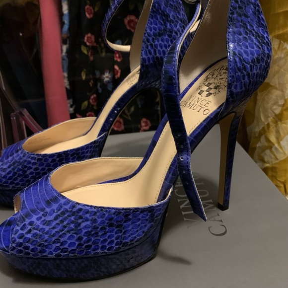 Blue snake print heels - worn 1 time to a wedding - Picture 2 of 4